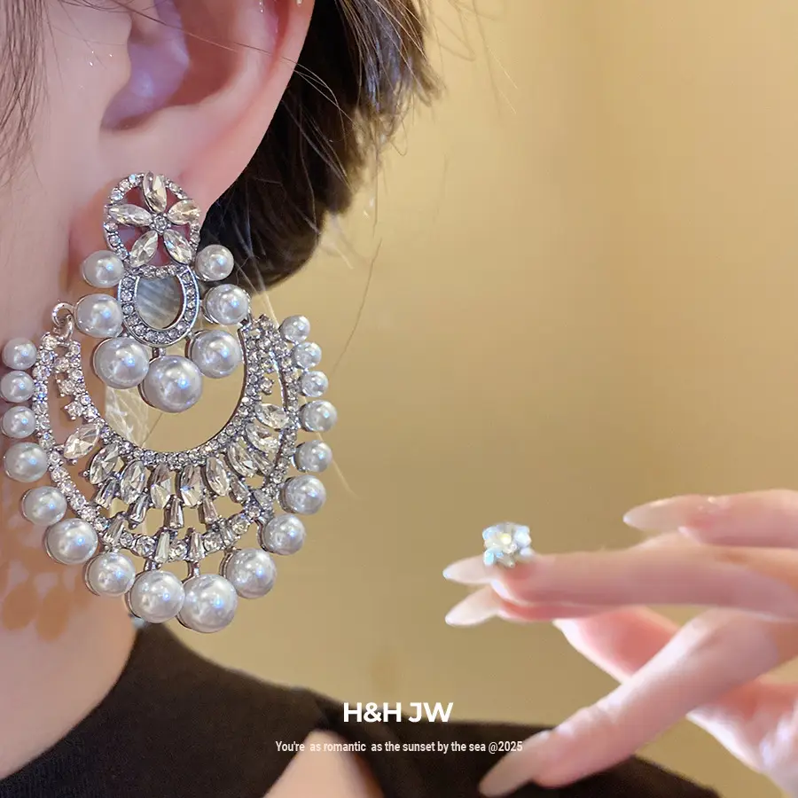 Silver Needle Inlaid with Diamonds and Pearl Flower Pendant Earrings, European and American Retro New Fashion Earrings, Light Luxury and High-End Earrings for Women