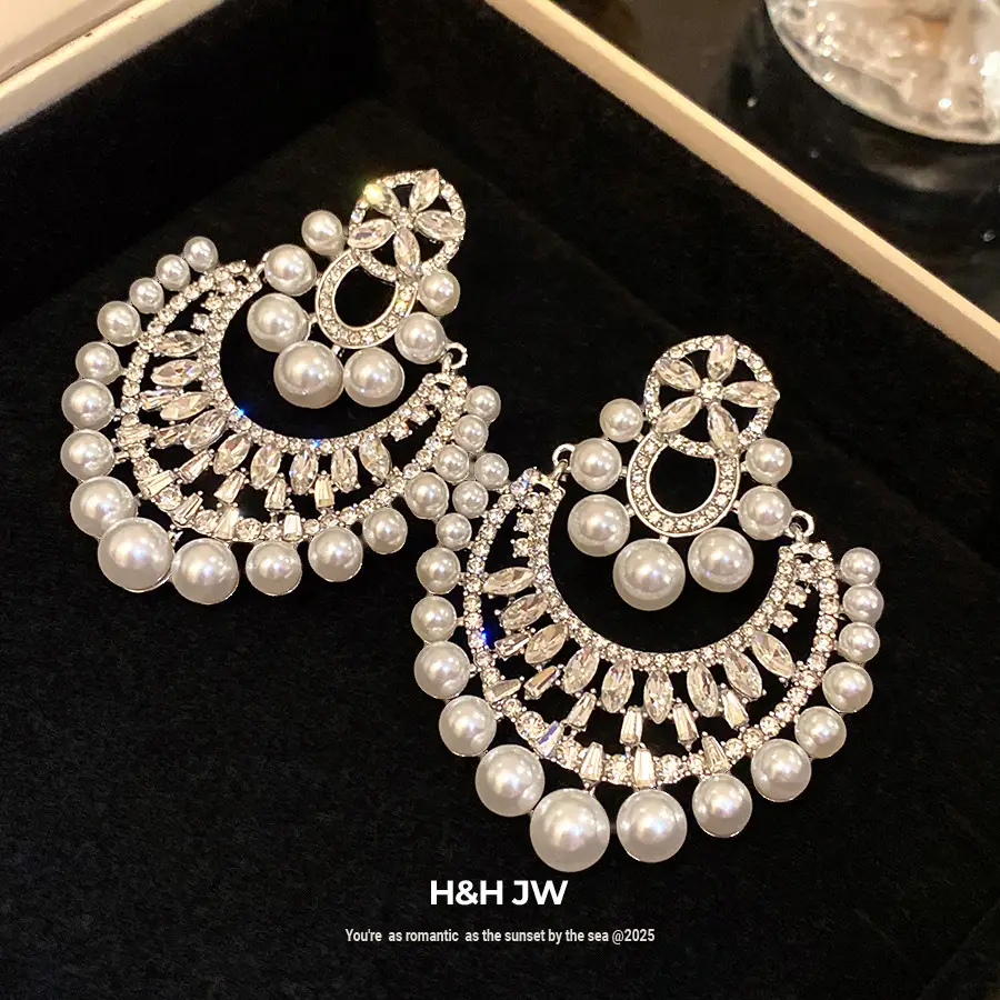 Silver Needle Inlaid with Diamonds and Pearl Flower Pendant Earrings, European and American Retro New Fashion Earrings, Light Luxury and High-End Earrings for Women
