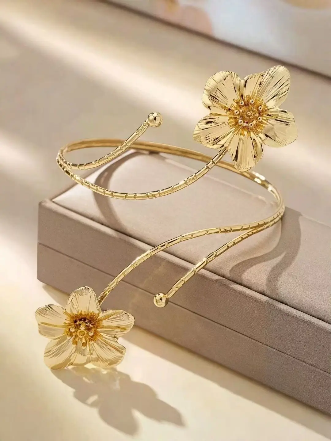 Metal Oil-Drip Floral Arm Bracelet, Adjustable Open Arm Ring, Elegant and Unique Accessory for Women — feature 4