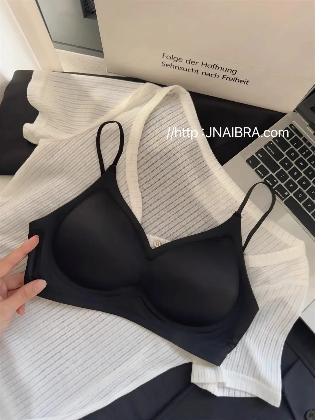 Seamless Underwear for Women with Small Busts, Soft Support, Jelly-Like Padding for a Fuller Look, Slimming Waist Effect, Fixed Palm Cups, Wireless Bra — feature 9