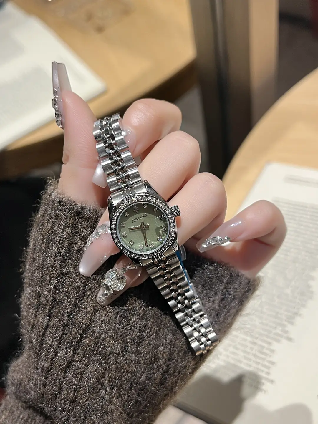 Aimana Brand Small Dial Watch for Women, Waterproof Zircon Quartz Watch, Niche Luxury Waterproof Solid Stainless Steel Women's Watch — feature 1