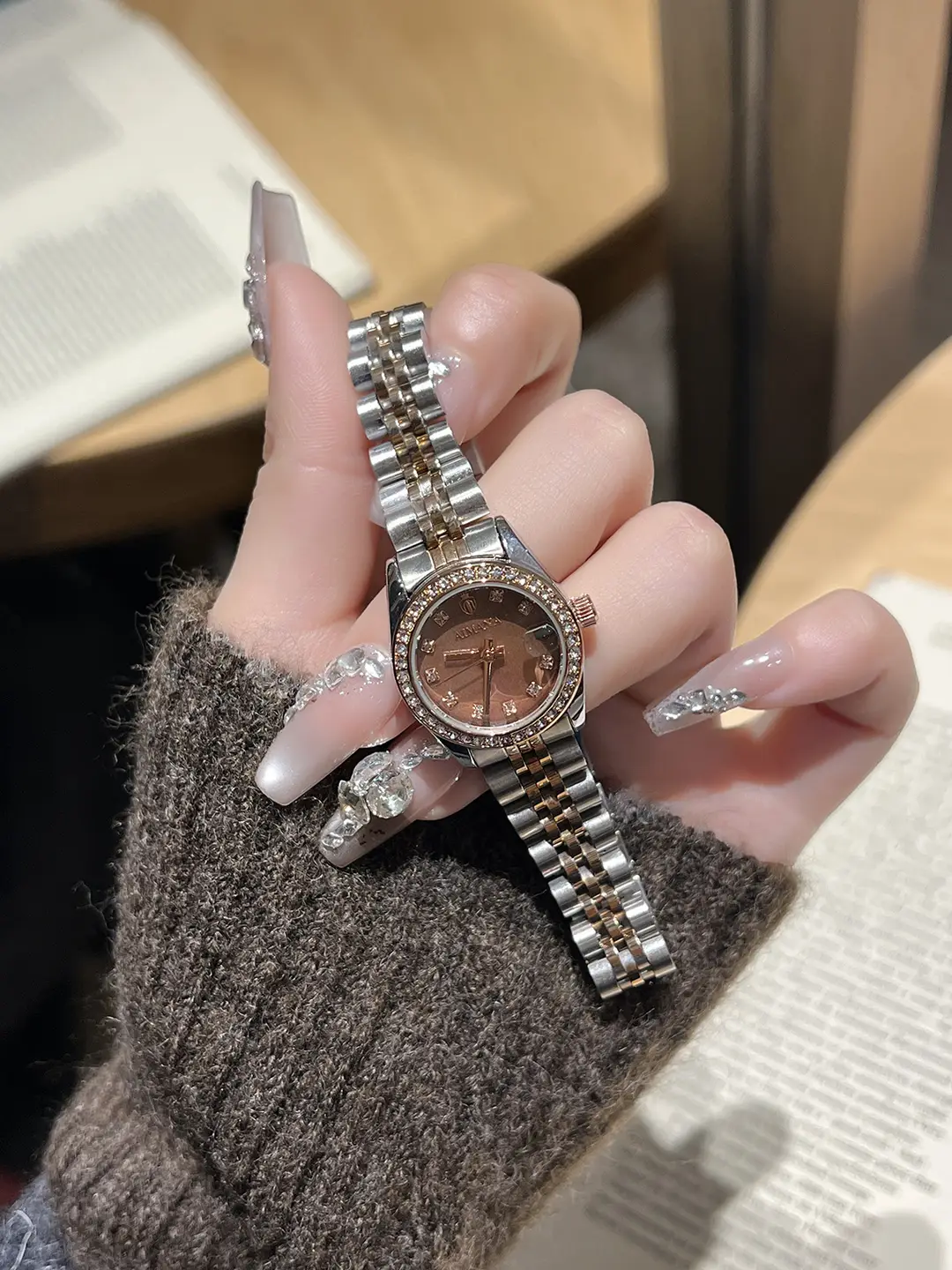 Aimana Brand Small Dial Watch for Women, Waterproof Zircon Quartz Watch, Niche Luxury Waterproof Solid Stainless Steel Women's Watch — feature 3