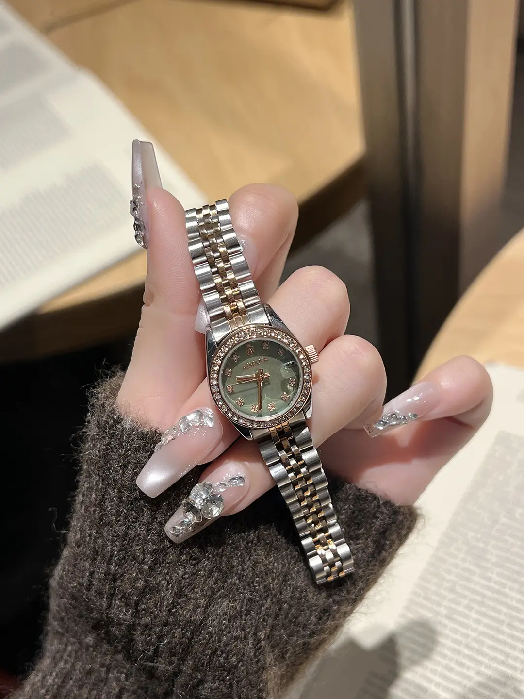 Aimana Brand Small Dial Watch for Women, Waterproof Zircon Quartz Watch, Niche Luxury Waterproof Solid Stainless Steel Women's Watch — feature 5