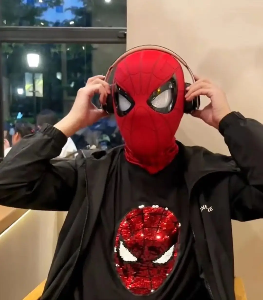 Headgear with Movable Eyes, Electric Fully Automatic Remote Control Blinking Light-Up Helmet Mask, Children's Toy — feature 12