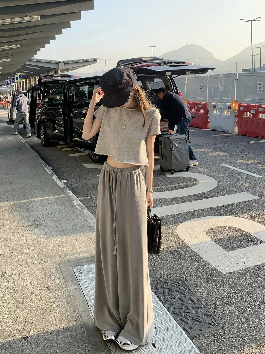 Short Hemmed T-Shirt for Women, Summer Simple Basic Style, Round Neck, Regular Shoulder, Short Sleeves, Slim-Fit Casual Top — feature 10