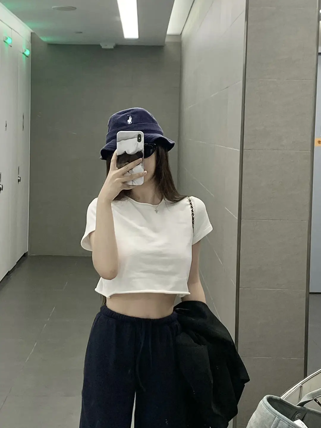 Short Hemmed T-Shirt for Women, Summer Simple Basic Style, Round Neck, Regular Shoulder, Short Sleeves, Slim-Fit Casual Top — feature 6