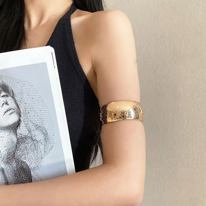 Open-Ended Gold Bracelet for Women, High-End Metallic Silver Arm Ring Jewelry, Vintage Arm Decoration Accessory for Women — feature 7
