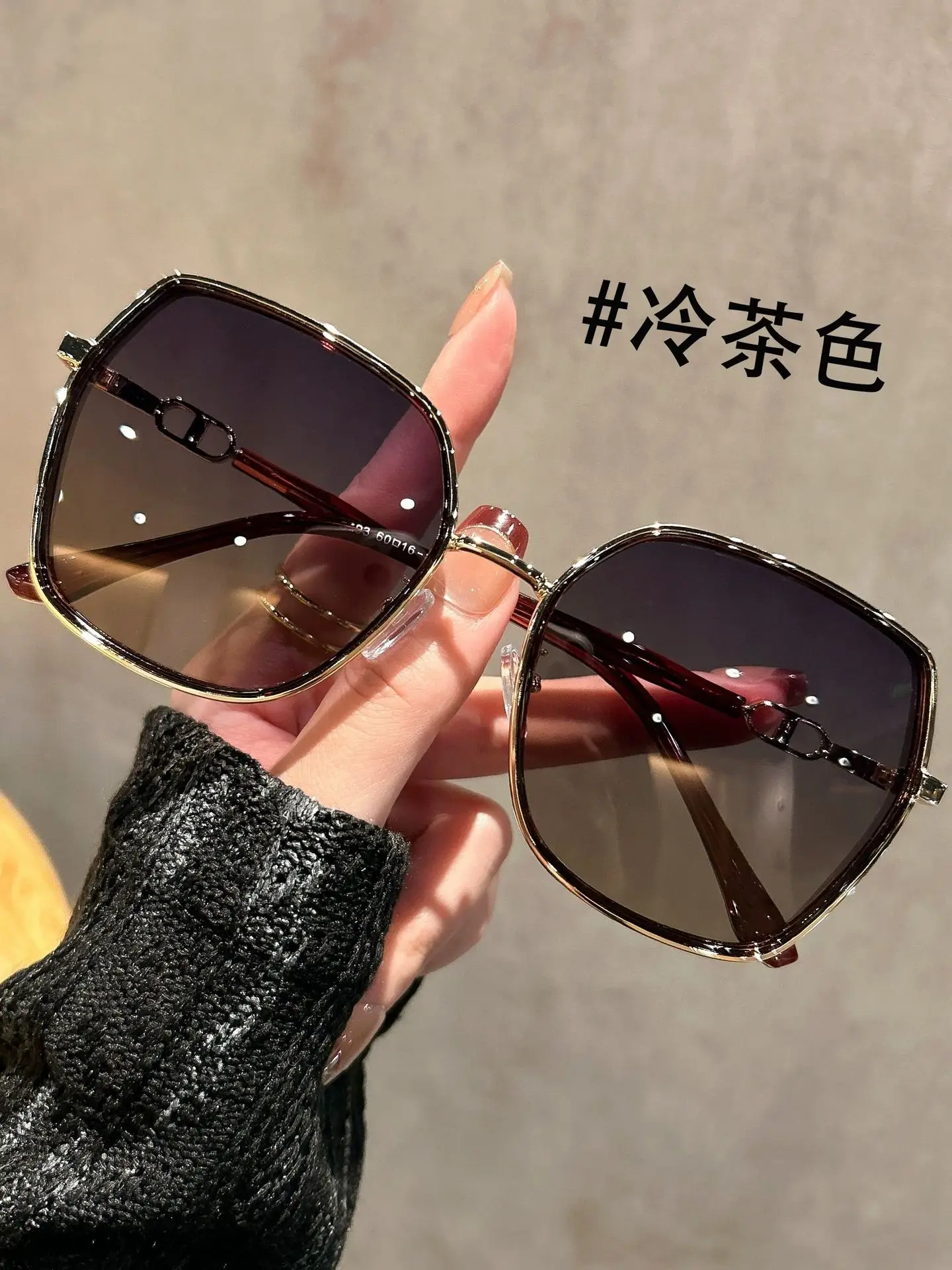 2026 New Large-Frame Sunglasses for Women, Suitable for Square and Round Faces, with Glitter Design, Sun Protection and Uv Protection — feature 1