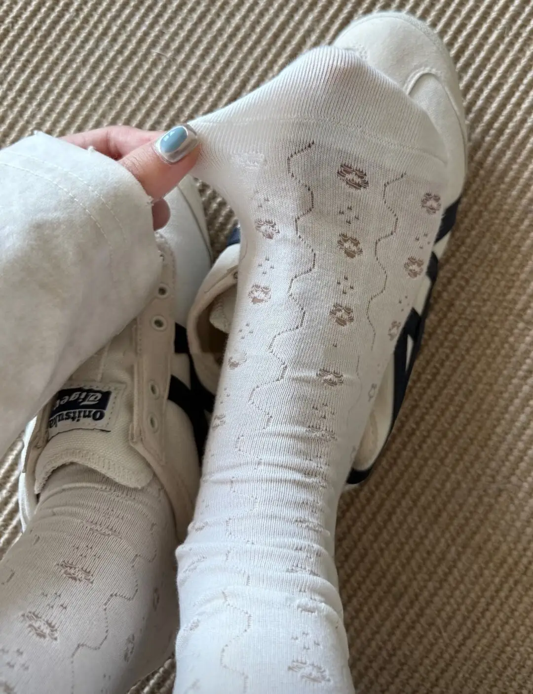 Trendy Heart-Shaped Hollow-Out Women's Socks, New Spring/Summer Style, Solid Color Lace Splicing, Mesh Breathable Mid-Calf Socks — feature 6