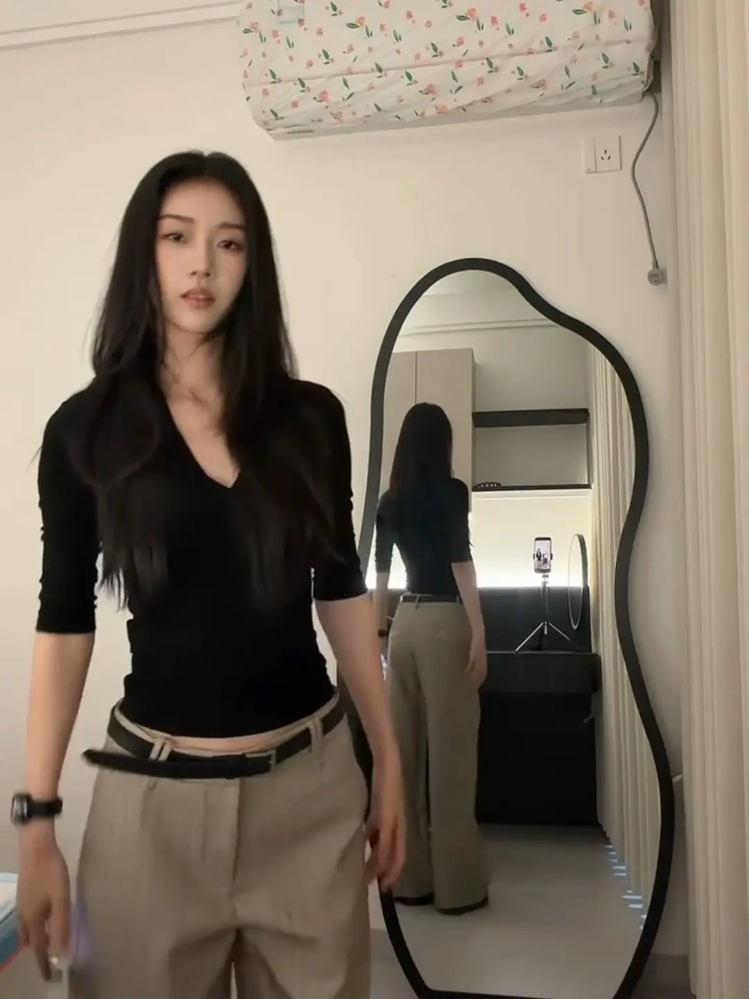 High-End Black V-Neck Mid-Sleeve T-Shirt for Women, Perfect for Spring Layering, Very Stylish, Slim-Fit, Waist-Cinching, Three-Quarter Sleeve Top