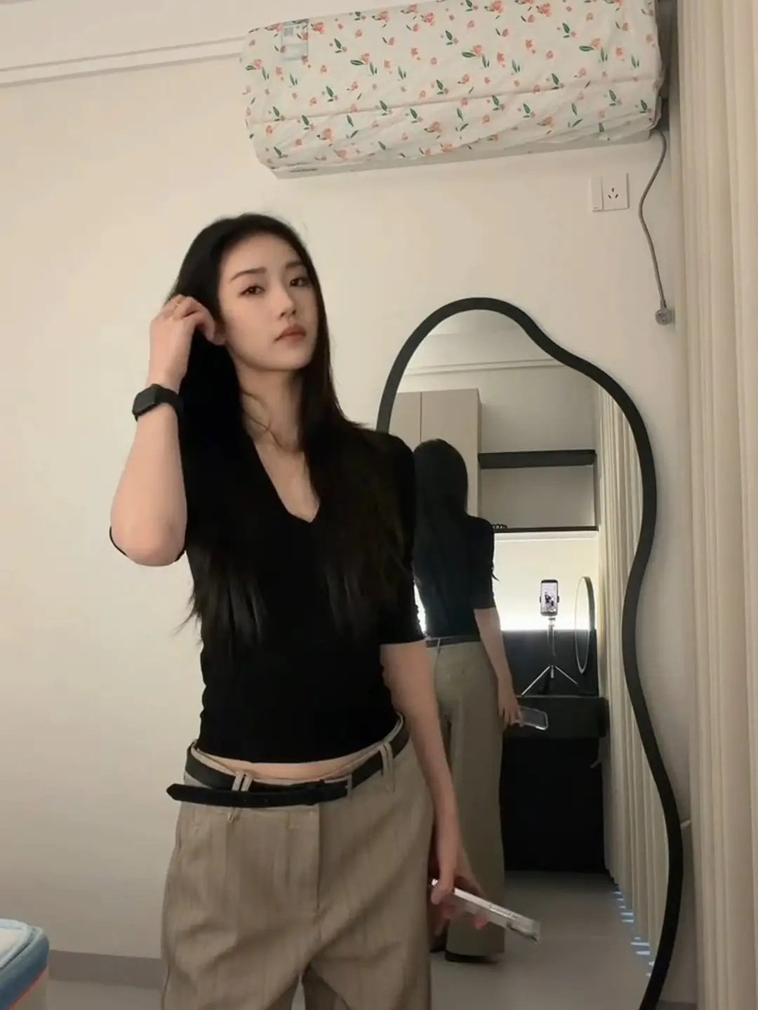 High-End Black V-Neck Mid-Sleeve T-Shirt for Women, Perfect for Spring Layering, Very Stylish, Slim-Fit, Waist-Cinching, Three-Quarter Sleeve Top