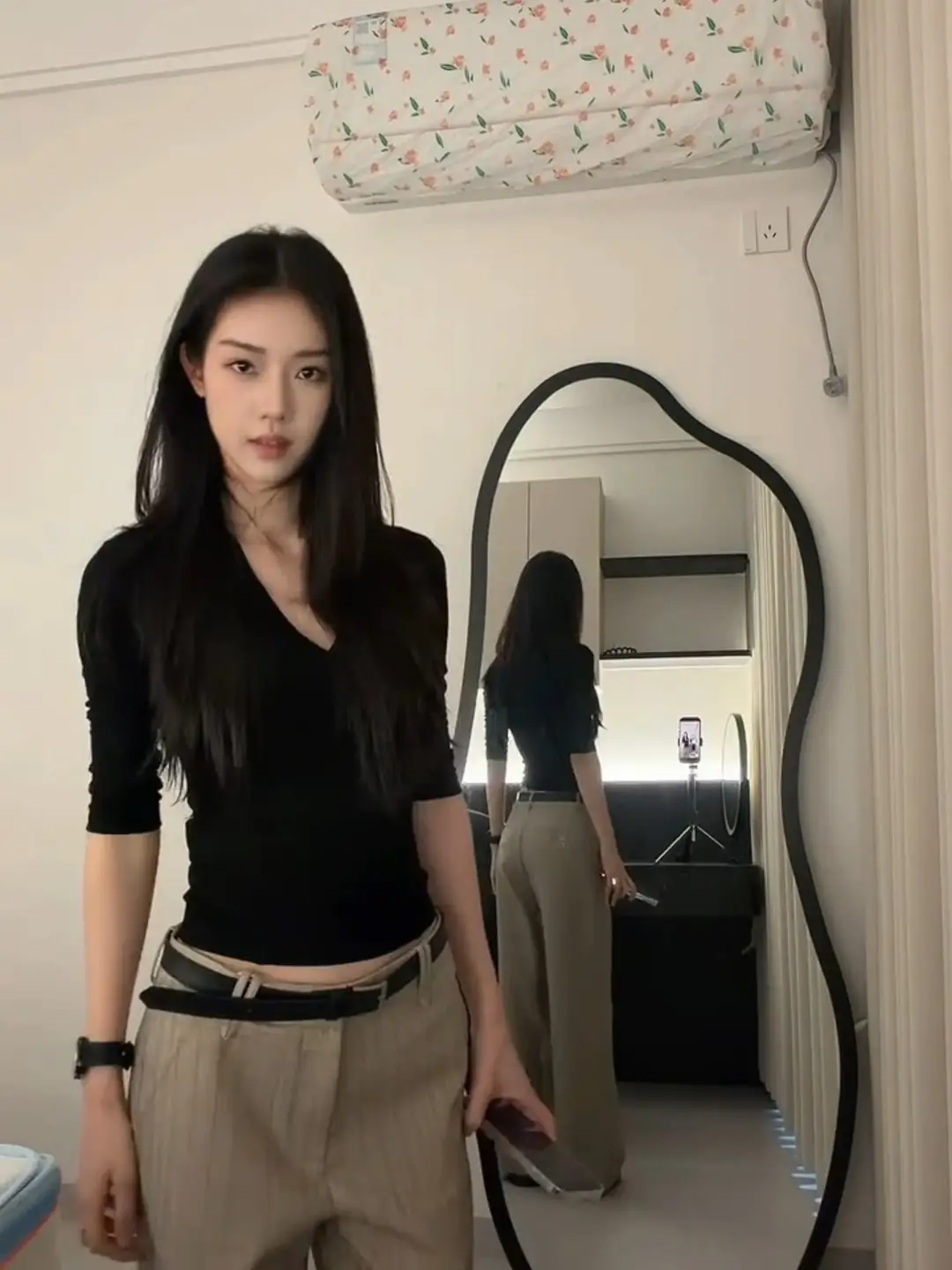 High-End Black V-Neck Mid-Sleeve T-Shirt for Women, Perfect for Spring Layering, Very Stylish, Slim-Fit, Waist-Cinching, Three-Quarter Sleeve Top