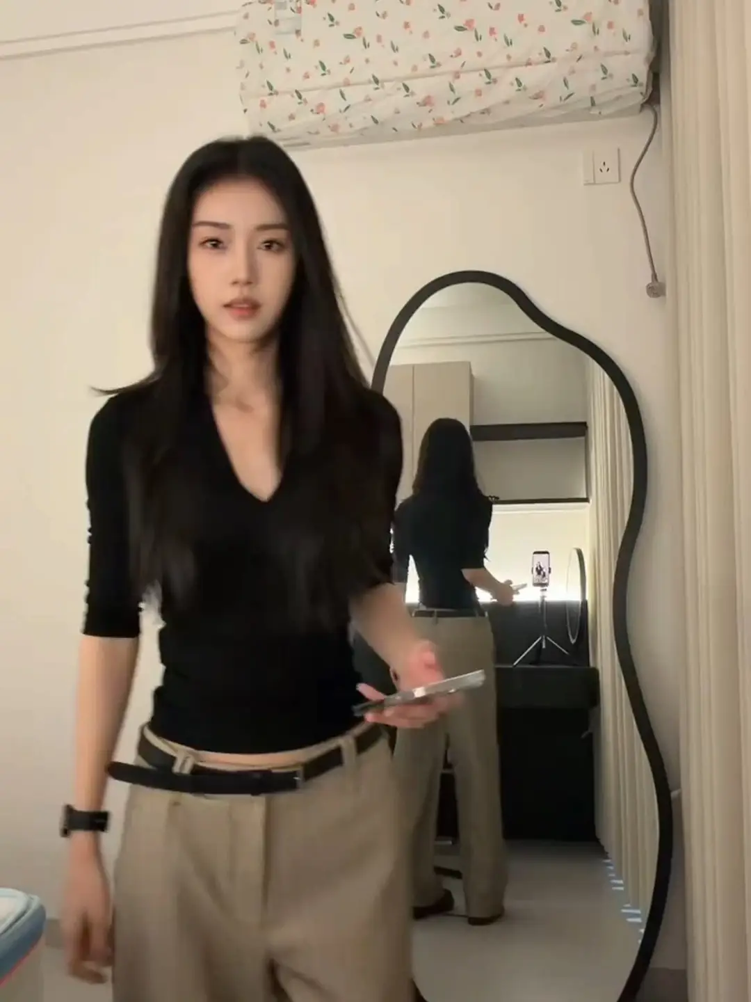 High-End Black V-Neck Mid-Sleeve T-Shirt for Women, Perfect for Spring Layering, Very Stylish, Slim-Fit, Waist-Cinching, Three-Quarter Sleeve Top