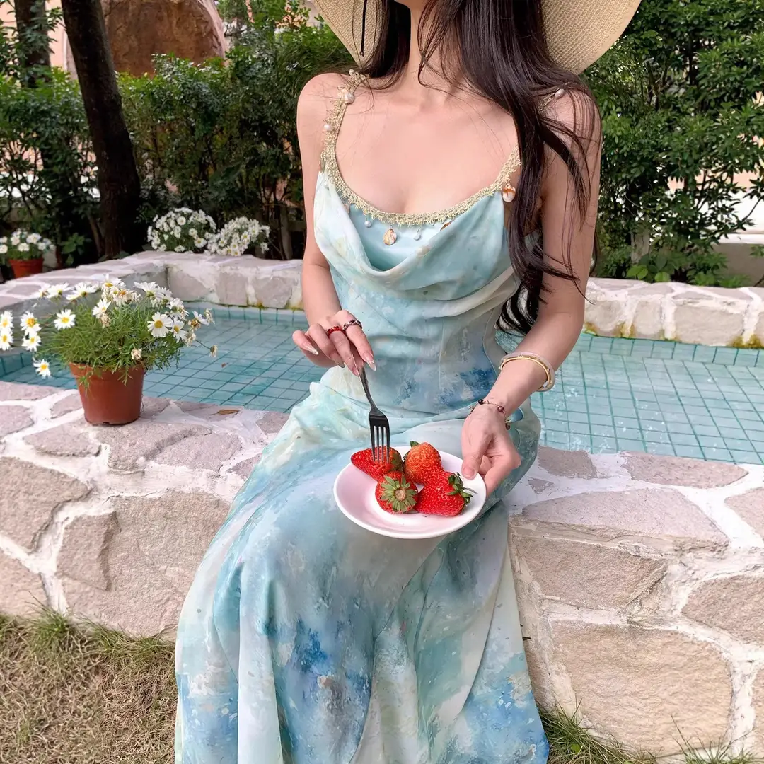 French-Style Dress for Women with a Large Skirt, Gentle and Elegant, Perfect for Spring and Summer, Especially Beautiful for the Beach, with a Cinched Waist