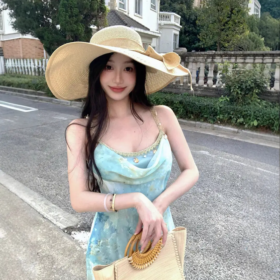 French-Style Dress for Women with a Large Skirt, Gentle and Elegant, Perfect for Spring and Summer, Especially Beautiful for the Beach, with a Cinched Waist