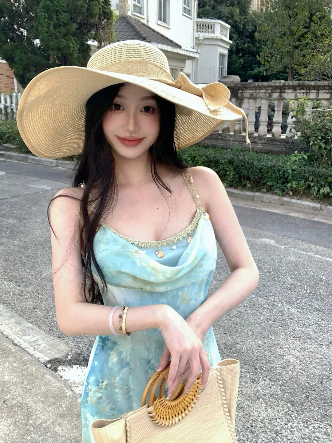 French-Style Dress for Women with a Large Skirt, Gentle and Elegant, Perfect for Spring and Summer, Especially Beautiful for the Beach, with a Cinched Waist — feature 3