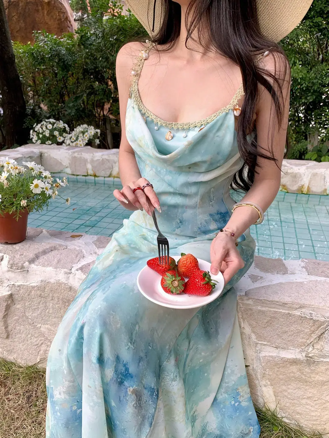 French-Style Dress for Women with a Large Skirt, Gentle and Elegant, Perfect for Spring and Summer, Especially Beautiful for the Beach, with a Cinched Waist — feature 4