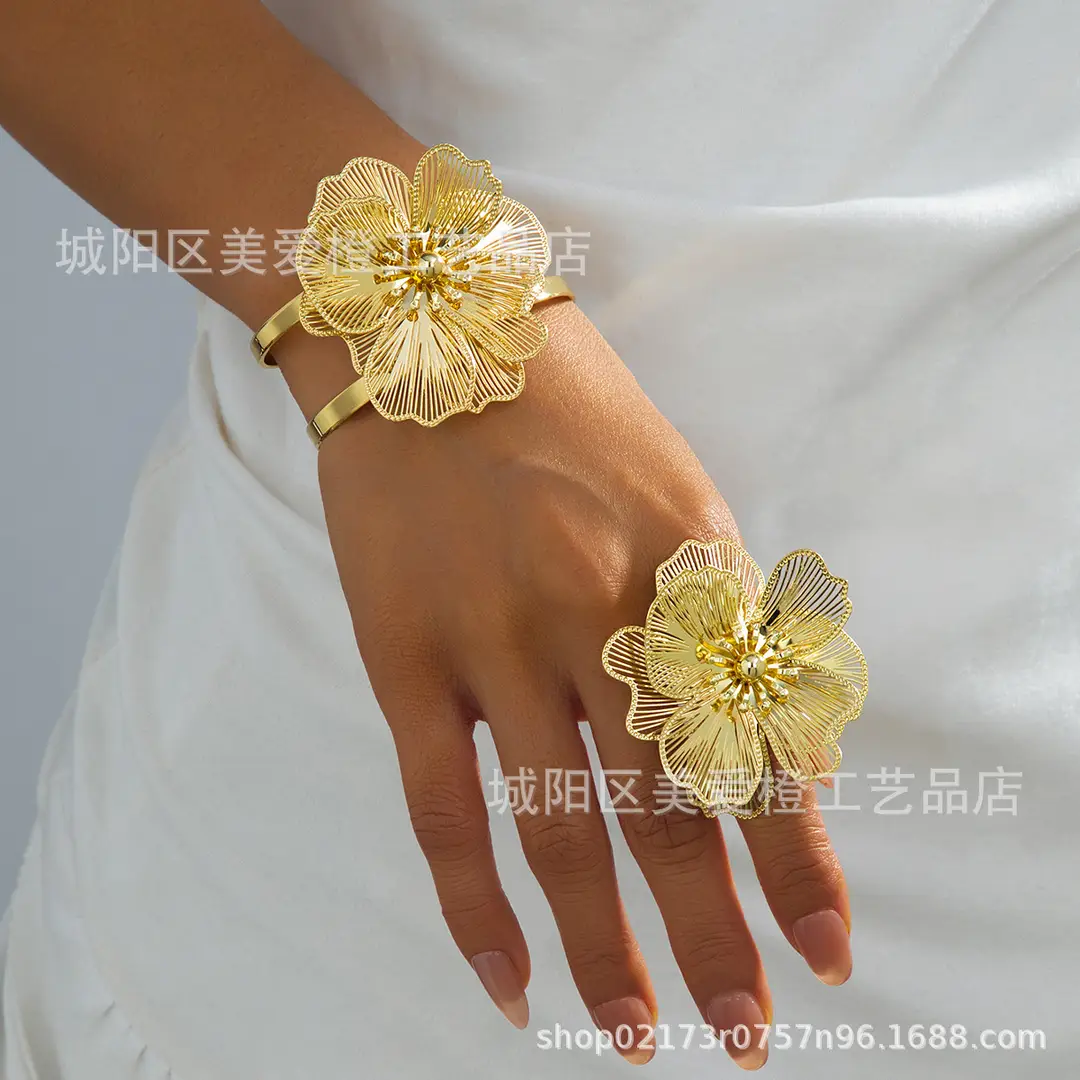 Cross-Border Women's Gold Flower Hollow-Out Open Bracelet, European and American Style Exaggerated Metal Arm Ring, Adjustable Fashion Accessory — feature 1