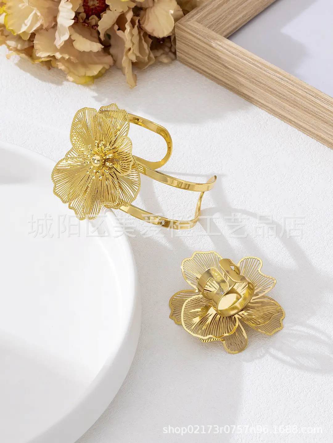Cross-Border Women's Gold Flower Hollow-Out Open Bracelet, European and American Style Exaggerated Metal Arm Ring, Adjustable Fashion Accessory — feature 3