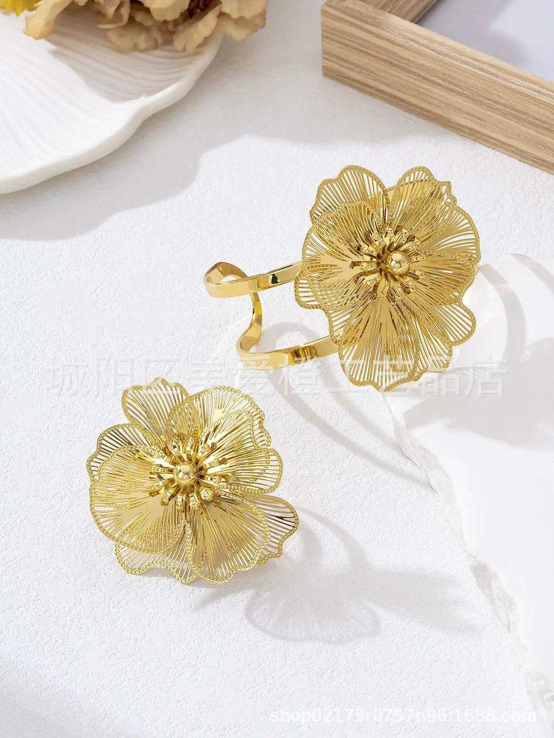 Cross-Border Women's Gold Flower Hollow-Out Open Bracelet, European and American Style Exaggerated Metal Arm Ring, Adjustable Fashion Accessory — feature 4