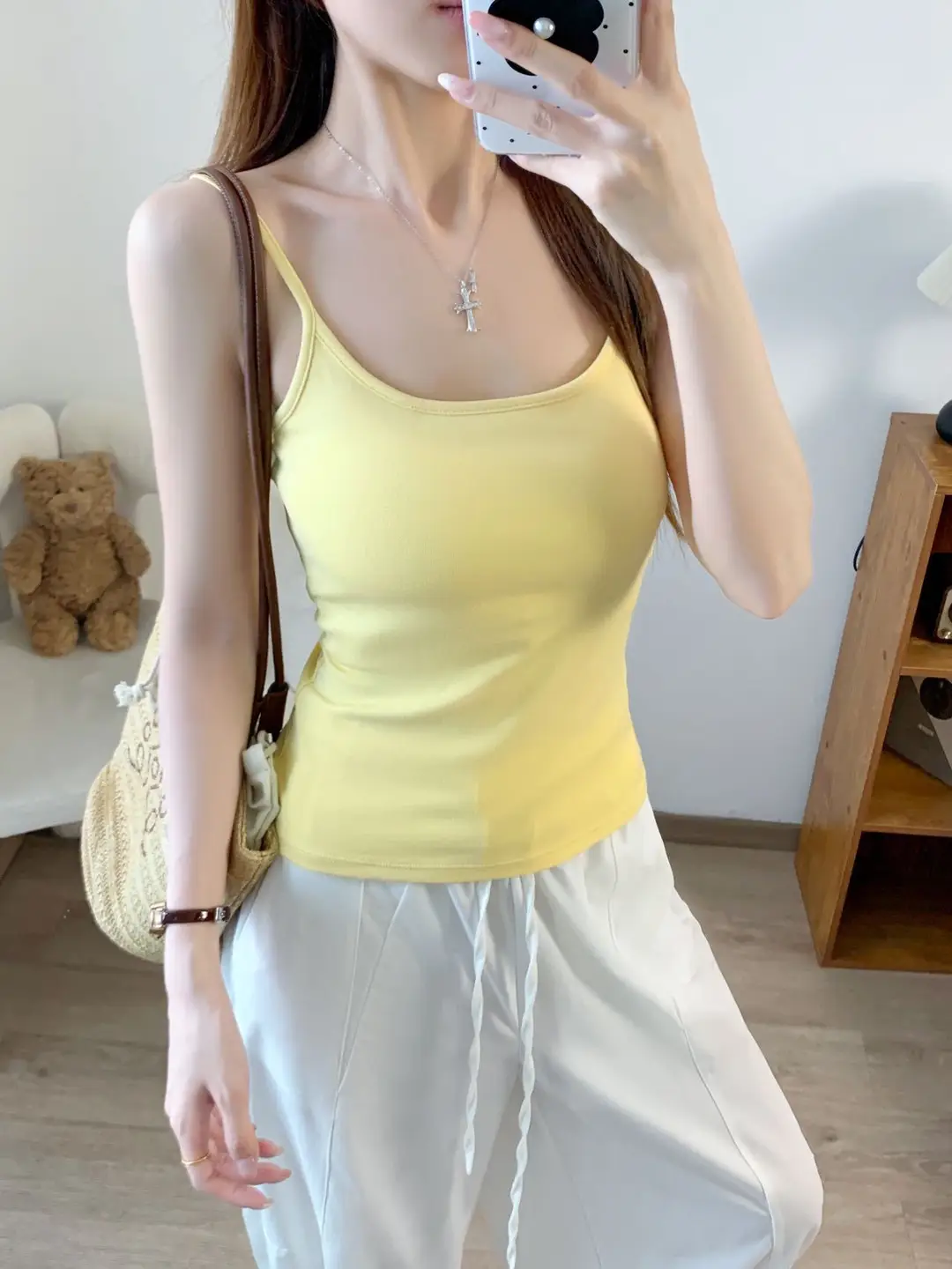 Solid Color Camisole for Women in Summer with Built-In Chest Pads, Sexy Sleeveless Top, Anti-Exposure, Slim Fit, Short Style, Beautiful Back — feature 10