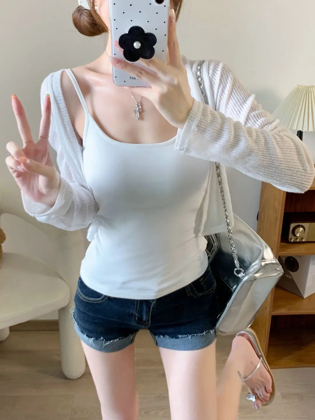 Solid Color Camisole for Women in Summer with Built-In Chest Pads, Sexy Sleeveless Top, Anti-Exposure, Slim Fit, Short Style, Beautiful Back