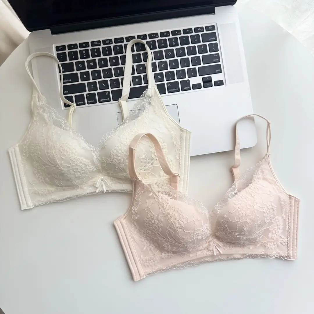 Thin, Wire-Free, Large-Size Bra with Lace Perforated Cups, Comfortable, Breathable, Seamless Underwear That Gathers Side Breasts and Prevents Sagging