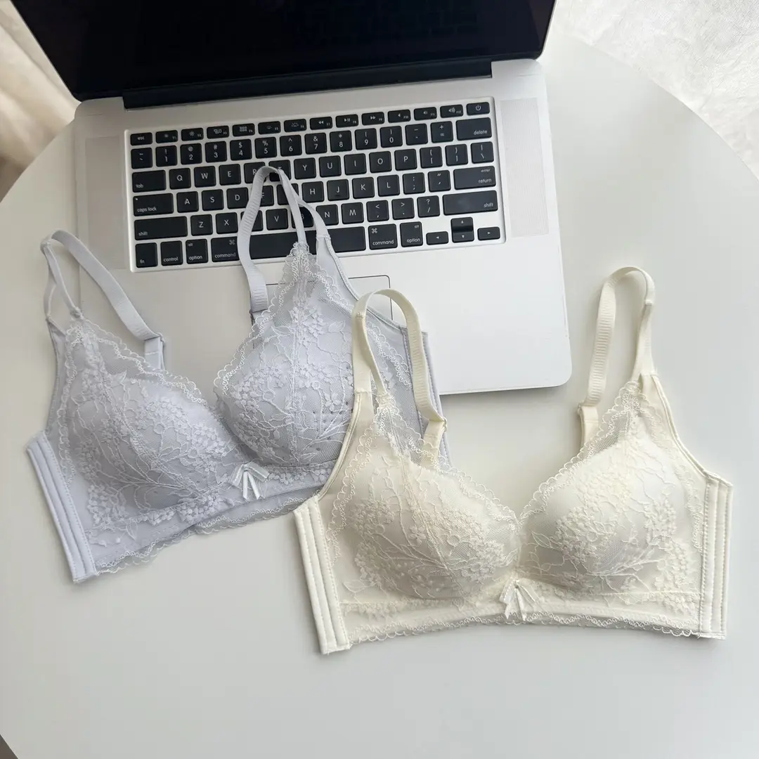 Thin, Wire-Free, Large-Size Bra with Lace Perforated Cups, Comfortable, Breathable, Seamless Underwear That Gathers Side Breasts and Prevents Sagging