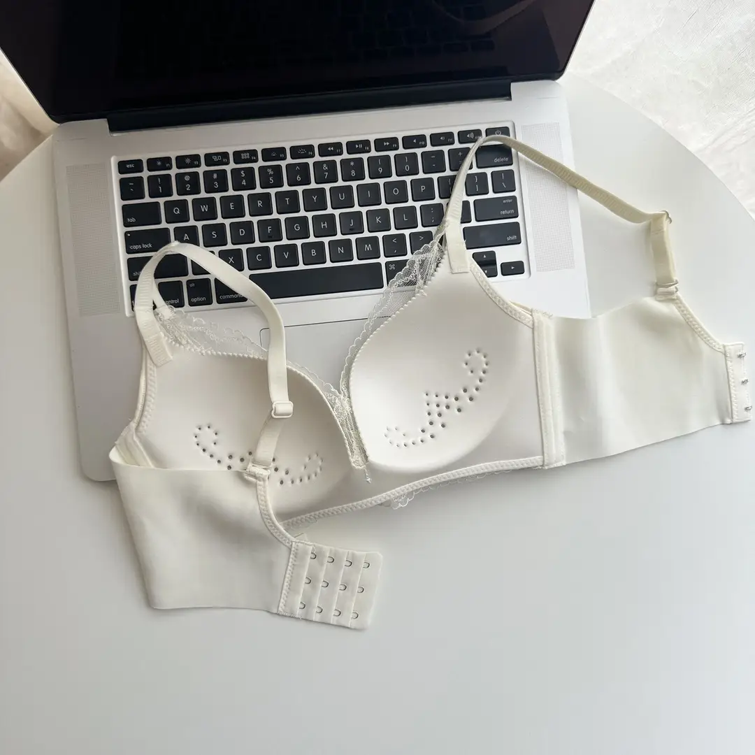 Thin, Wire-Free, Large-Size Bra with Lace Perforated Cups, Comfortable, Breathable, Seamless Underwear That Gathers Side Breasts and Prevents Sagging