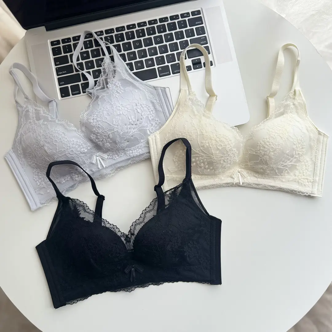 Thin, Wire-Free, Large-Size Bra with Lace Perforated Cups, Comfortable, Breathable, Seamless Underwear That Gathers Side Breasts and Prevents Sagging — feature 1