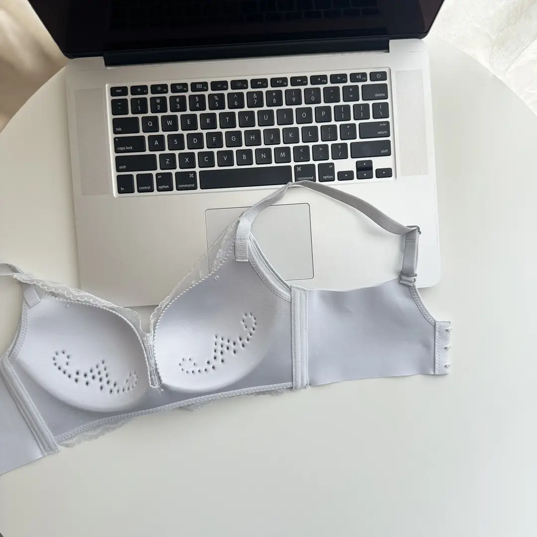 Thin, Wire-Free, Large-Size Bra with Lace Perforated Cups, Comfortable, Breathable, Seamless Underwear That Gathers Side Breasts and Prevents Sagging — feature 15