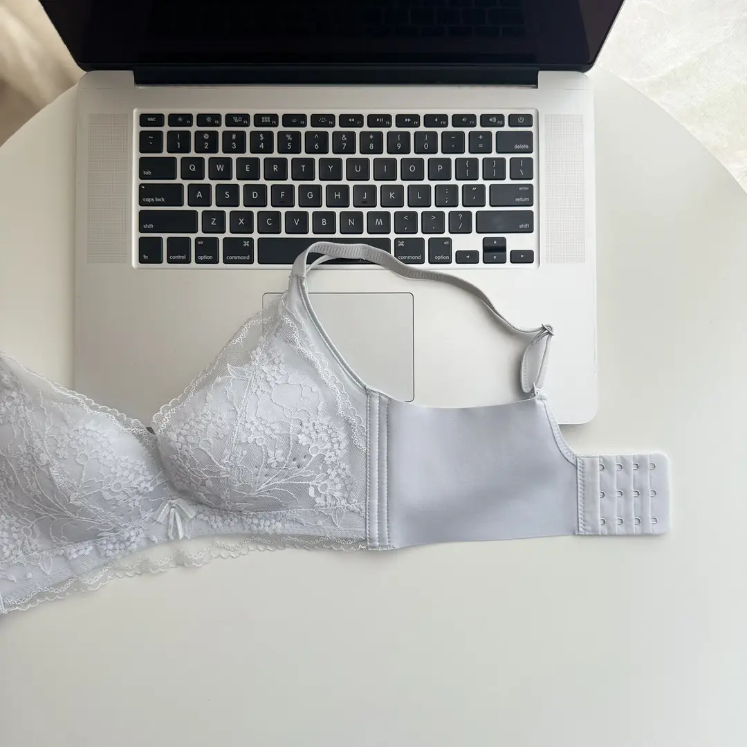 Thin, Wire-Free, Large-Size Bra with Lace Perforated Cups, Comfortable, Breathable, Seamless Underwear That Gathers Side Breasts and Prevents Sagging — feature 16
