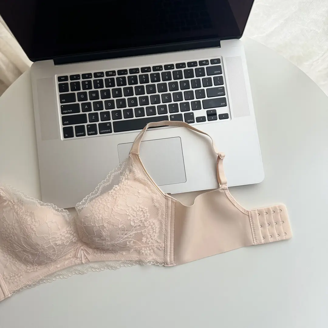 Thin, Wire-Free, Large-Size Bra with Lace Perforated Cups, Comfortable, Breathable, Seamless Underwear That Gathers Side Breasts and Prevents Sagging — feature 20