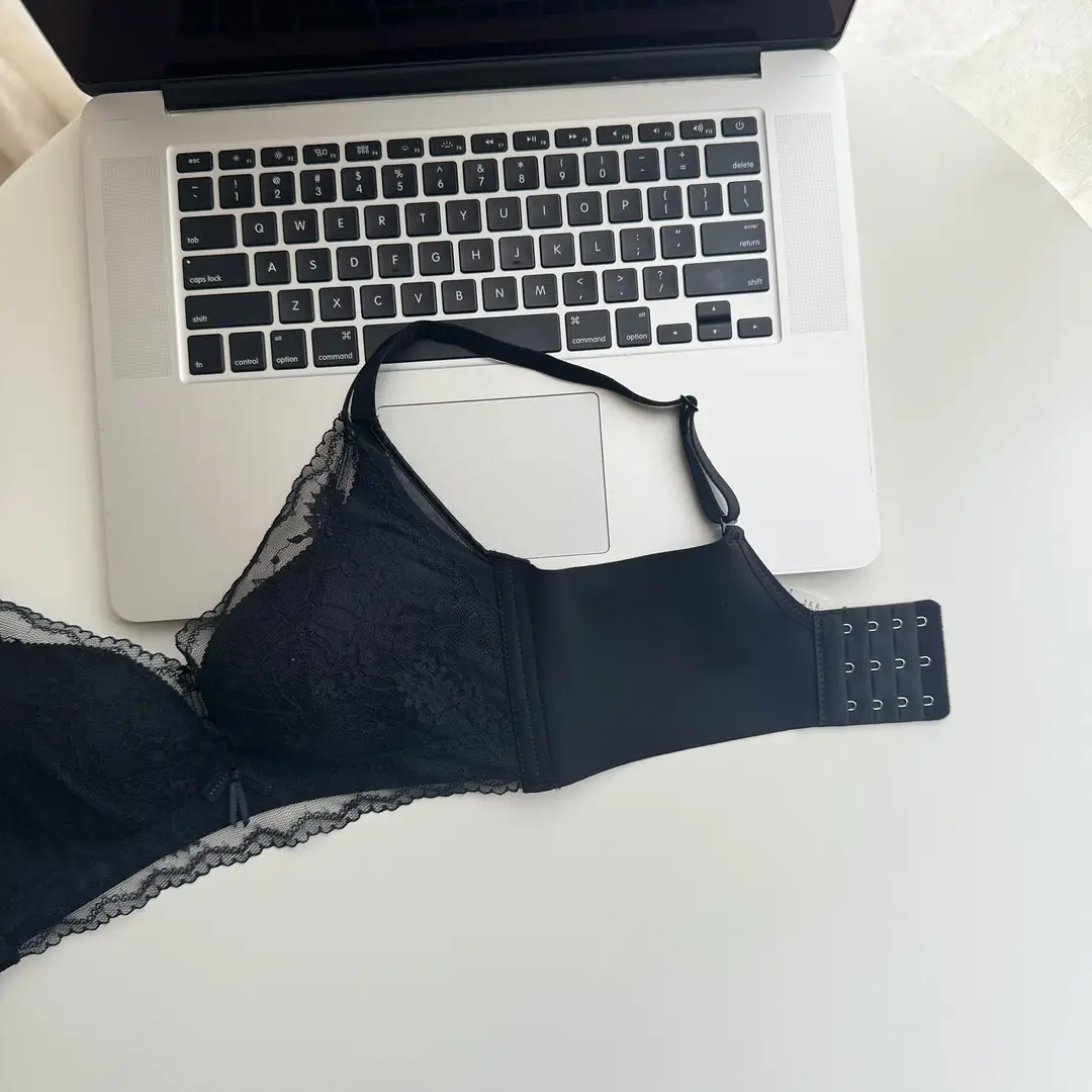 Thin, Wire-Free, Large-Size Bra with Lace Perforated Cups, Comfortable, Breathable, Seamless Underwear That Gathers Side Breasts and Prevents Sagging — feature 26
