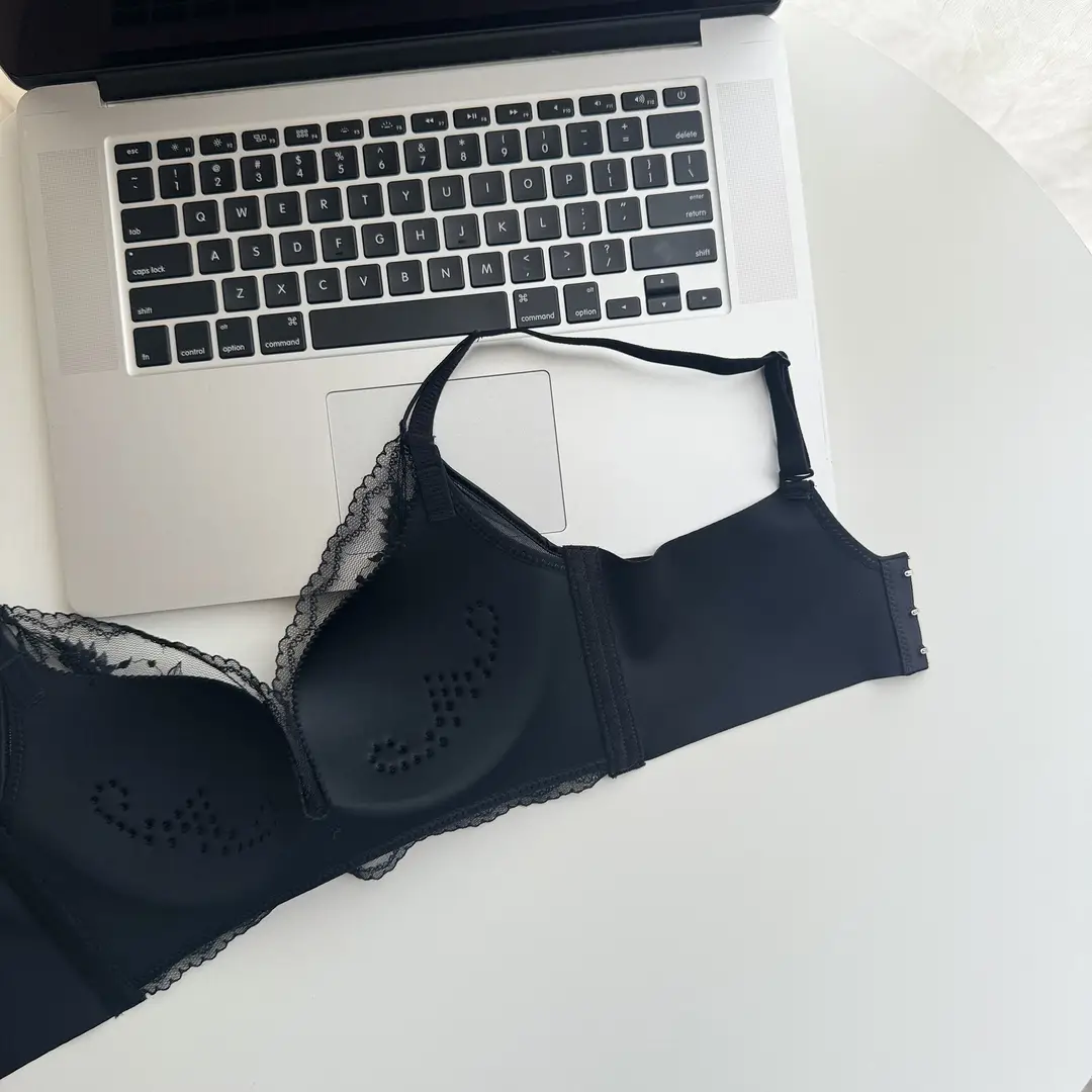 Thin, Wire-Free, Large-Size Bra with Lace Perforated Cups, Comfortable, Breathable, Seamless Underwear That Gathers Side Breasts and Prevents Sagging — feature 27