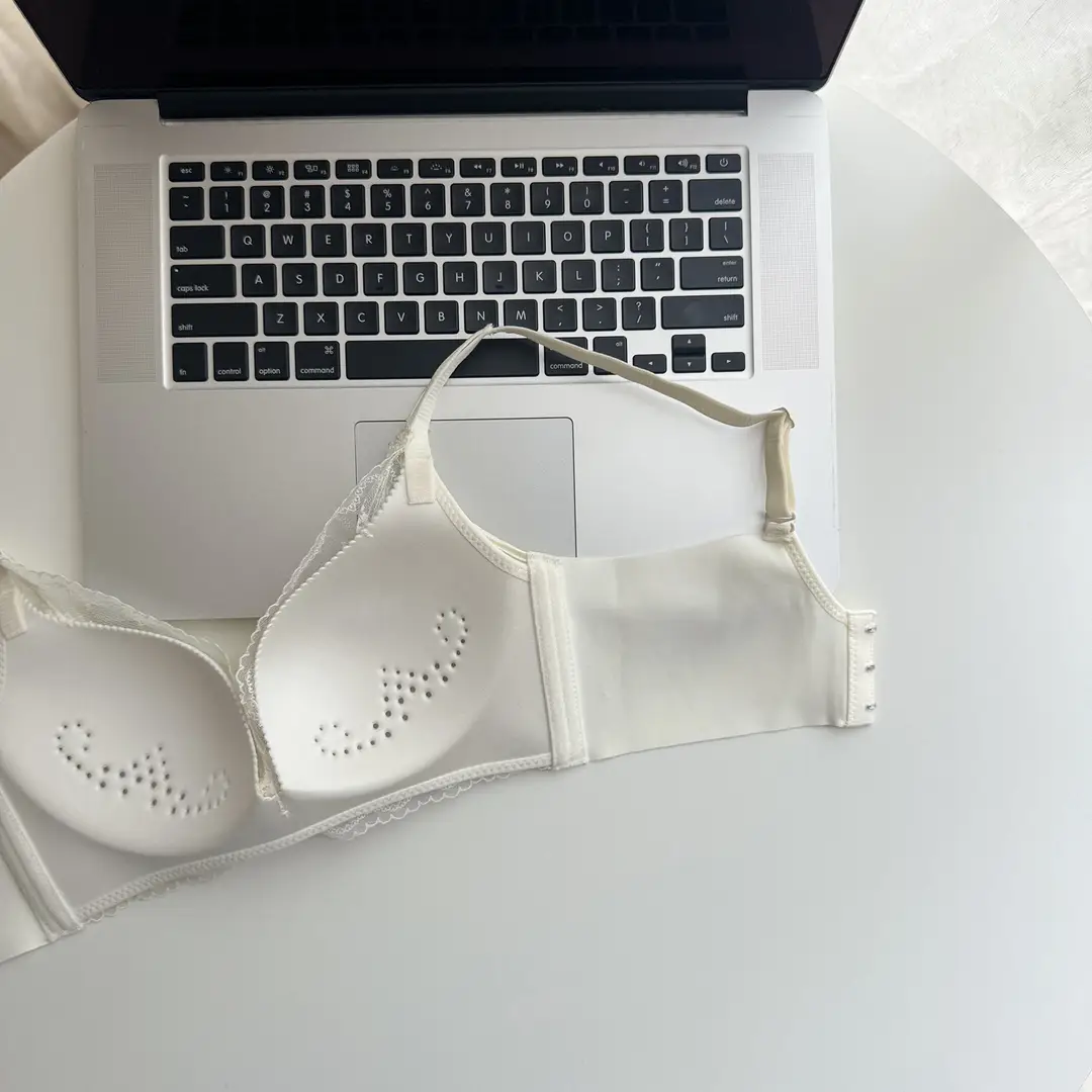 Thin, Wire-Free, Large-Size Bra with Lace Perforated Cups, Comfortable, Breathable, Seamless Underwear That Gathers Side Breasts and Prevents Sagging — feature 7