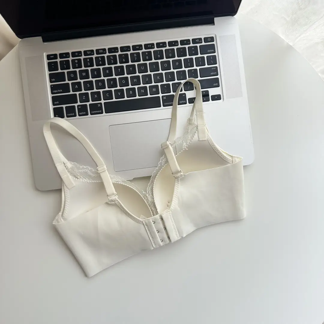Thin, Wire-Free, Large-Size Bra with Lace Perforated Cups, Comfortable, Breathable, Seamless Underwear That Gathers Side Breasts and Prevents Sagging — feature 8