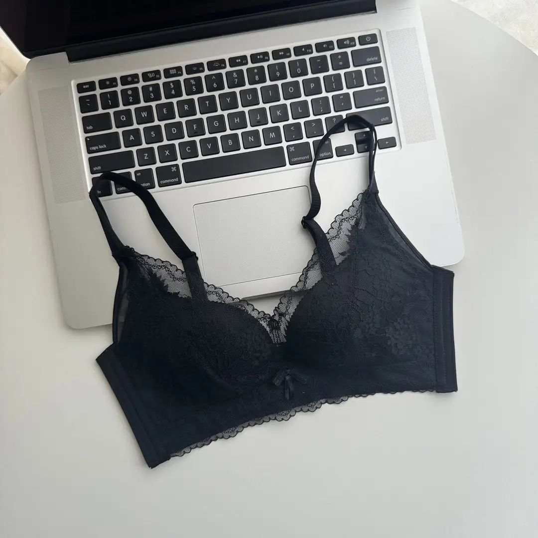 Thin, Wire-Free, Large-Size Bra with Lace Perforated Cups, Comfortable, Breathable, Seamless Underwear That Gathers Side Breasts and Prevents Sagging