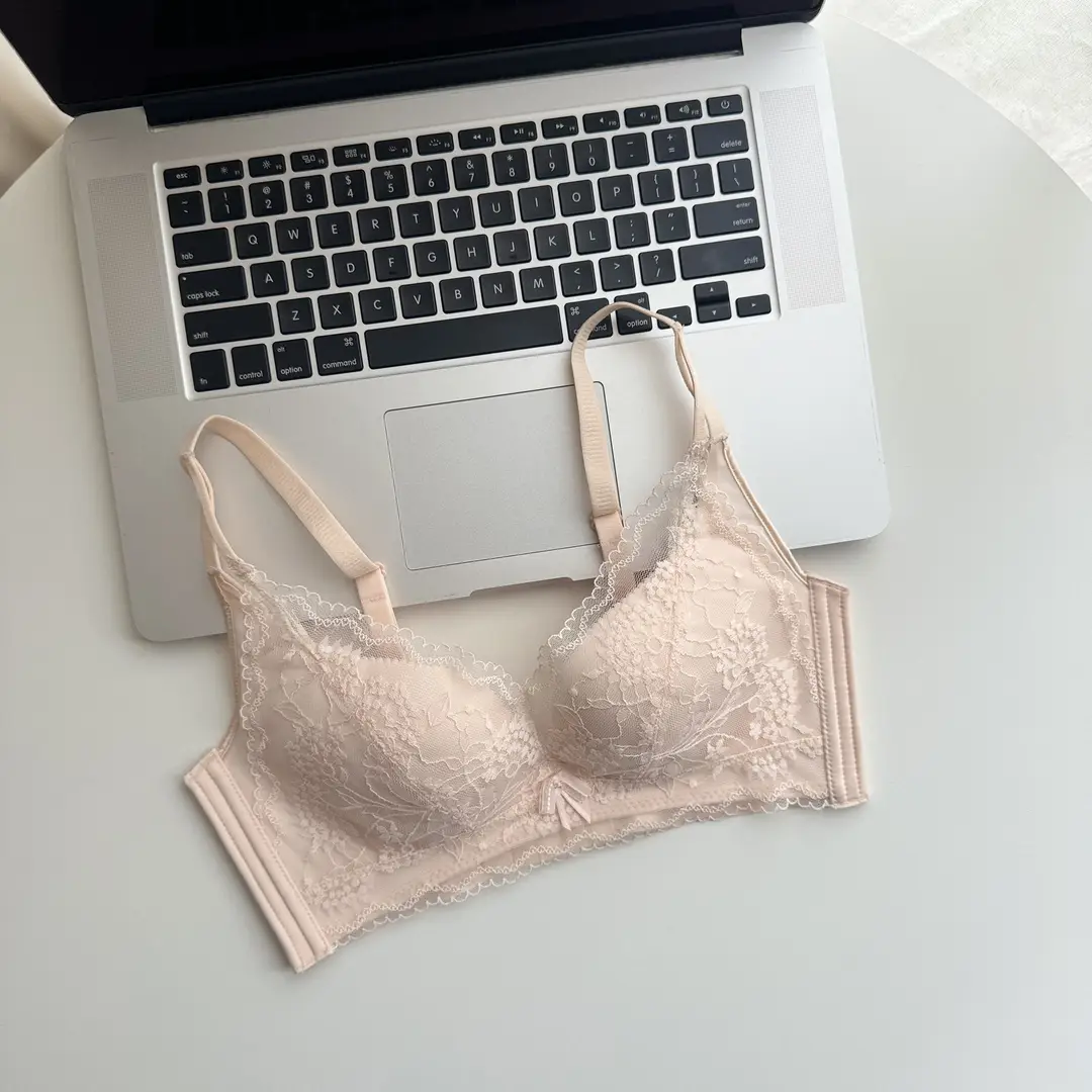 Thin, Wire-Free, Large-Size Bra with Lace Perforated Cups, Comfortable, Breathable, Seamless Underwear That Gathers Side Breasts and Prevents Sagging