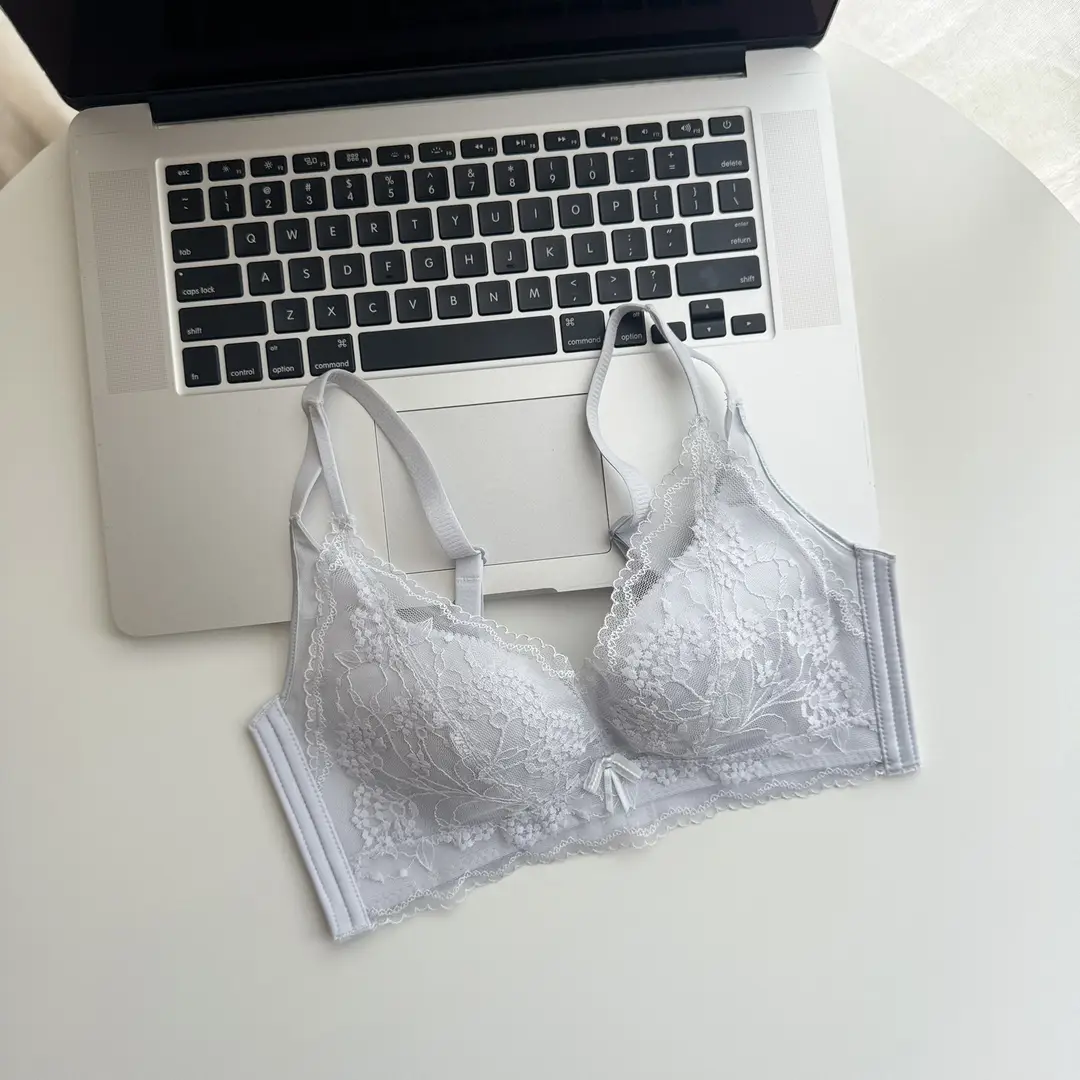 Thin, Wire-Free, Large-Size Bra with Lace Perforated Cups, Comfortable, Breathable, Seamless Underwear That Gathers Side Breasts and Prevents Sagging