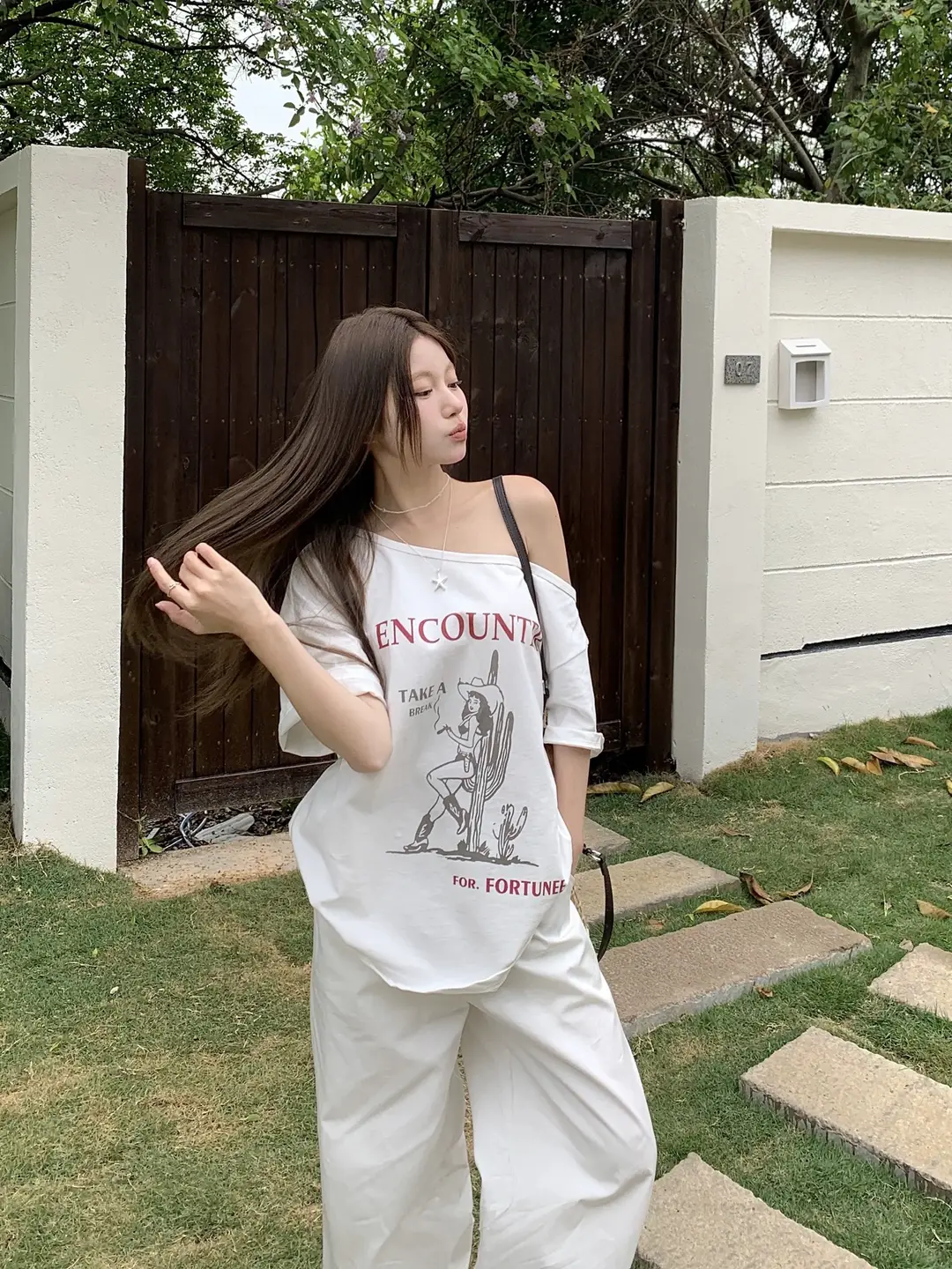 American-Style Spicy Girl Western Girl Print One-Shoulder Short-Sleeve T-Shirt for Women, Summer Loose High-End Design Off-Shoulder Top