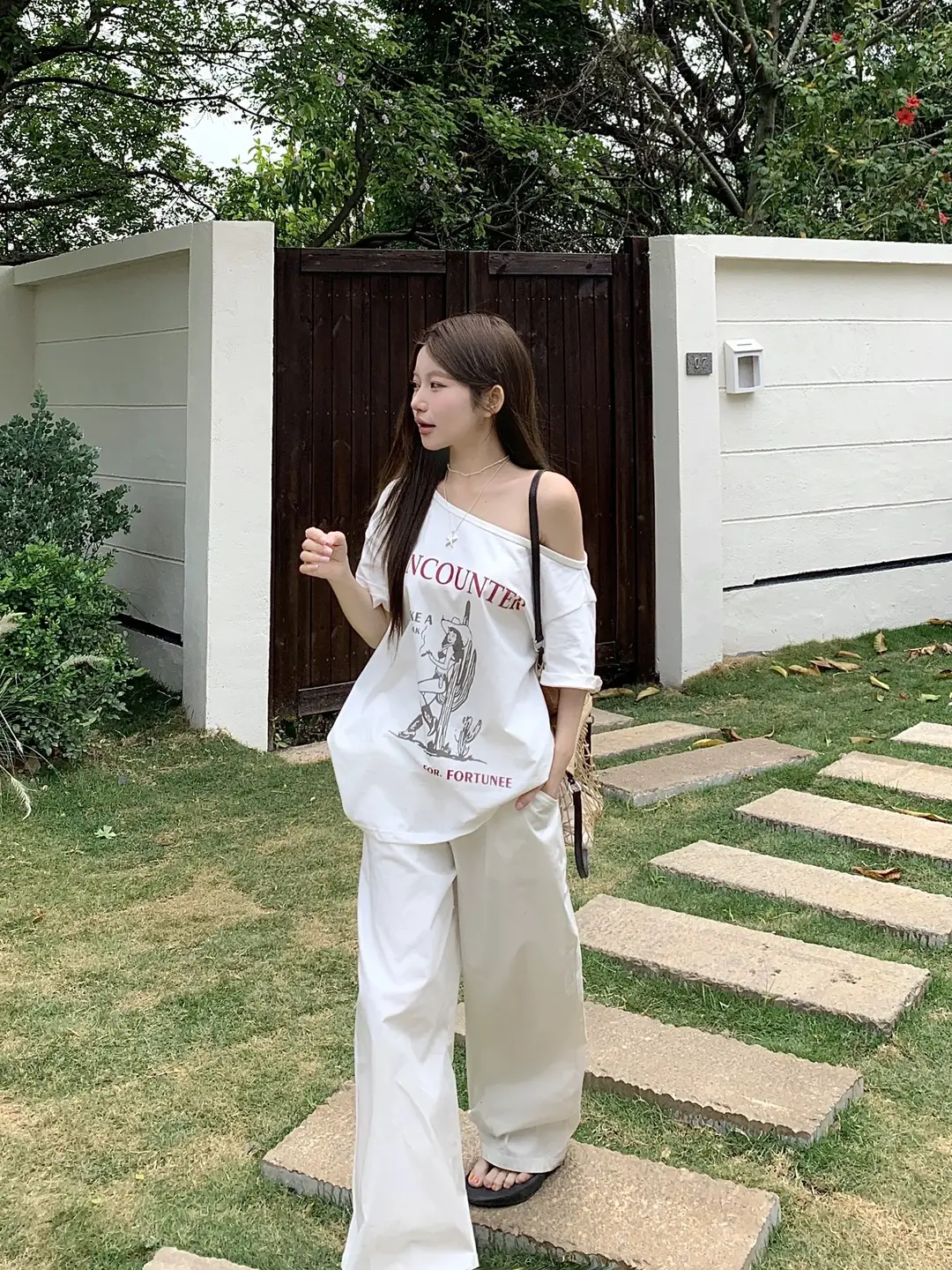 American-Style Spicy Girl Western Girl Print One-Shoulder Short-Sleeve T-Shirt for Women, Summer Loose High-End Design Off-Shoulder Top — feature 6