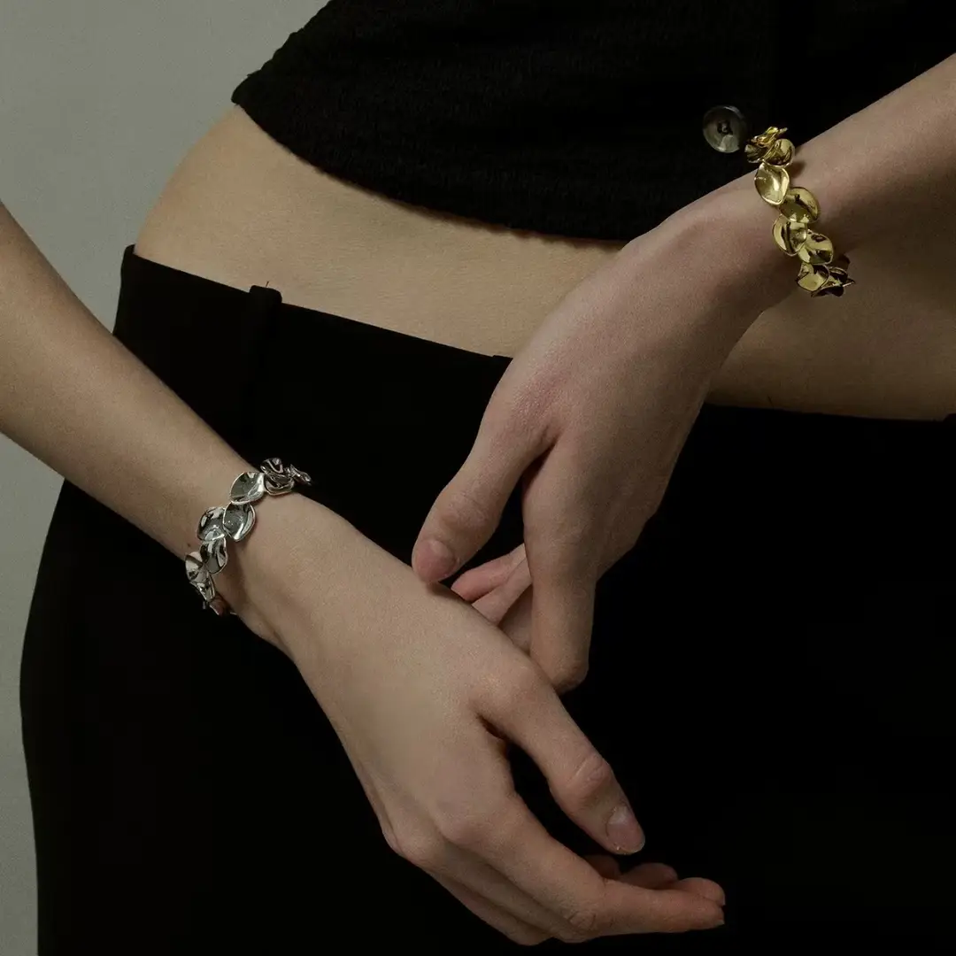 Leaf-Patterned Layered Open Bracelet for Women, Light Luxury Niche Resort-Style Fashionable High-End Wristband Arm Jewelry — feature 2
