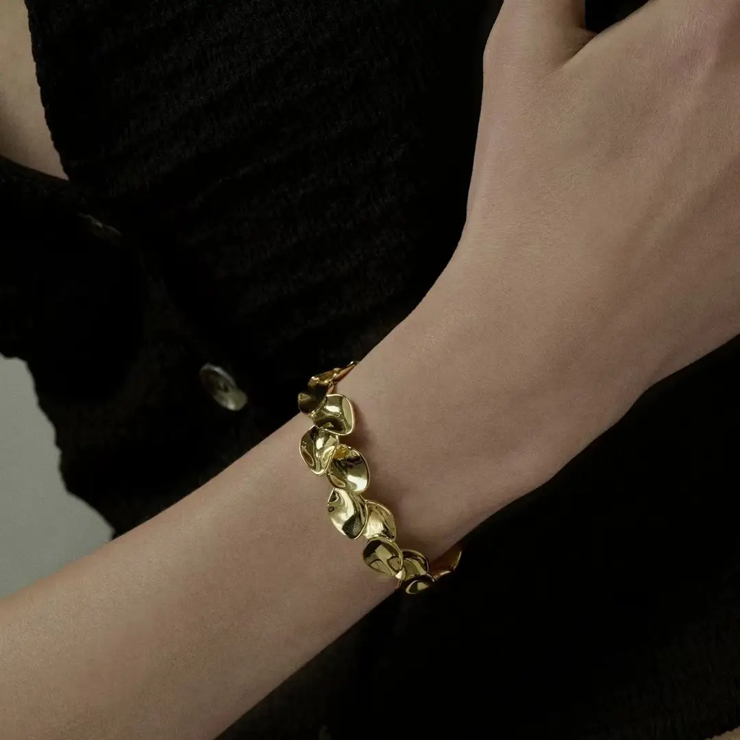Leaf-Patterned Layered Open Bracelet for Women, Light Luxury Niche Resort-Style Fashionable High-End Wristband Arm Jewelry — feature 3
