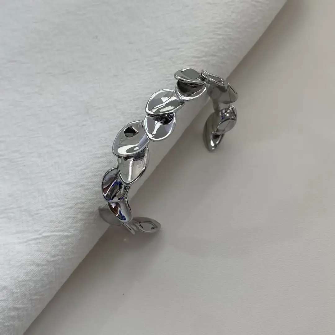 Leaf-Patterned Layered Open Bracelet for Women, Light Luxury Niche Resort-Style Fashionable High-End Wristband Arm Jewelry — feature 4