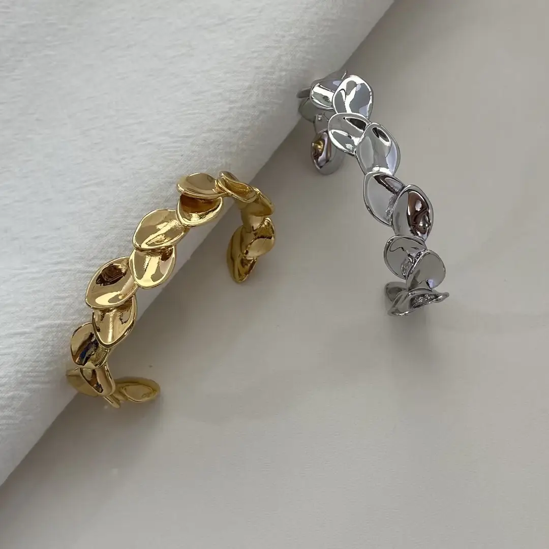 Leaf-Patterned Layered Open Bracelet for Women, Light Luxury Niche Resort-Style Fashionable High-End Wristband Arm Jewelry — feature 5
