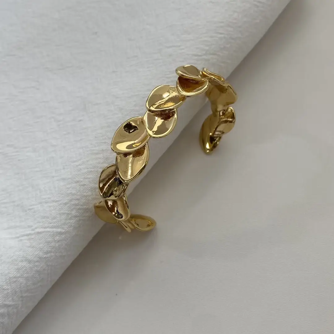 Leaf-Patterned Layered Open Bracelet for Women, Light Luxury Niche Resort-Style Fashionable High-End Wristband Arm Jewelry — feature 6
