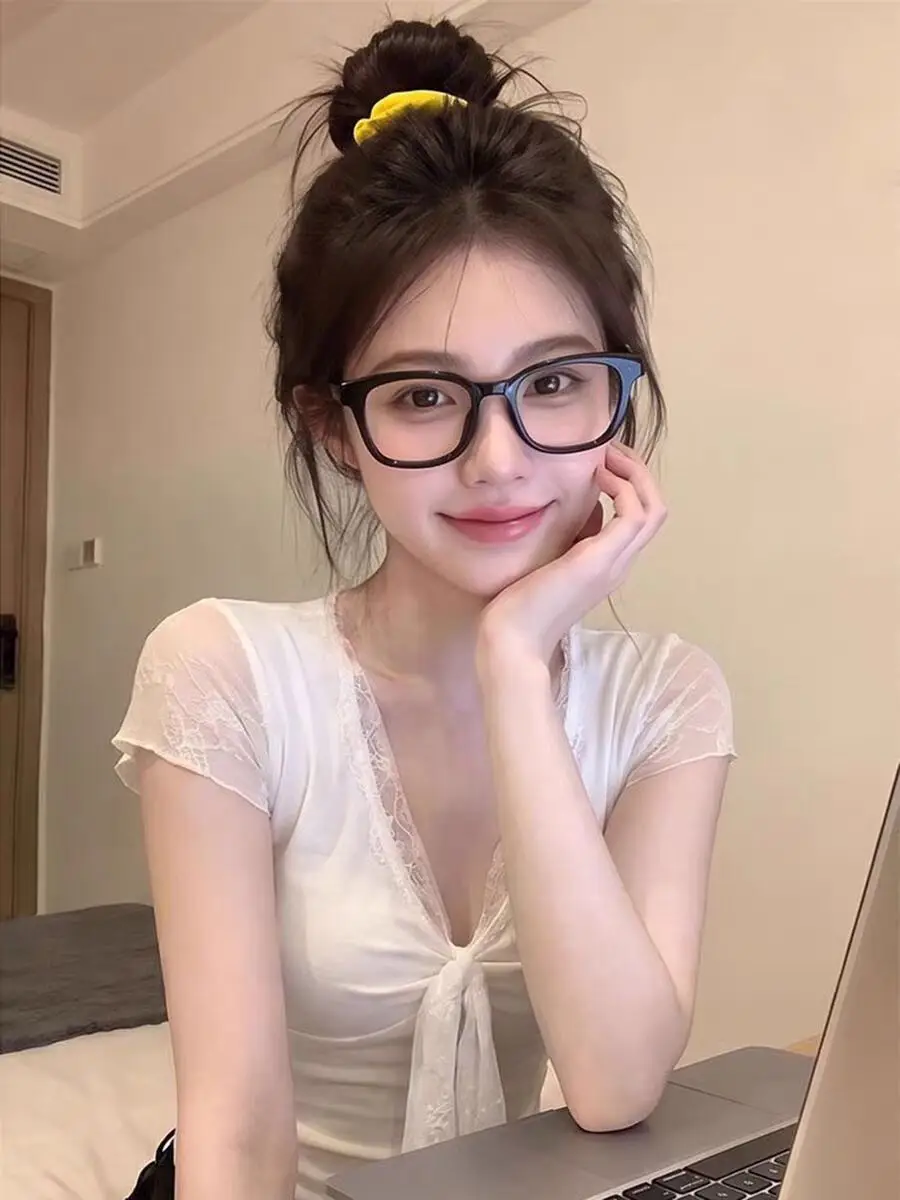 Jianmanni Korean-Style Pure Desire Lace Patchwork V-Neck Short-Sleeve T-Shirt for Women, Summer Slim-Fit Trendy Top — feature 3