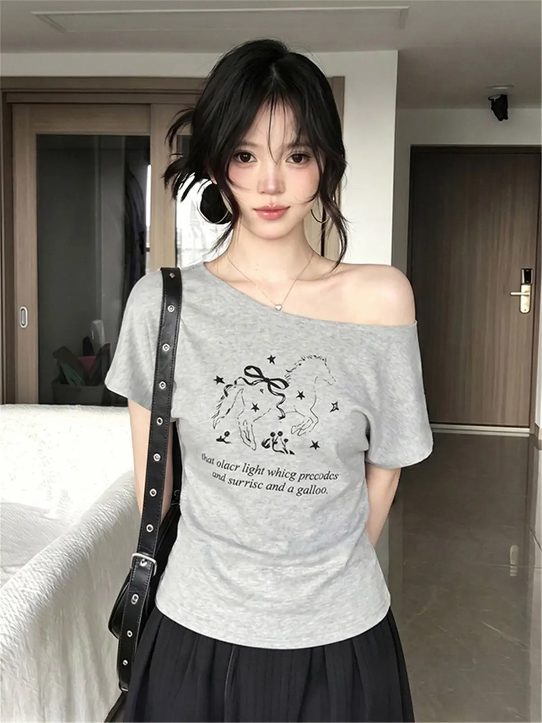 American-Style Spicy Girl Style One-Shoulder Short-Sleeve T-Shirt for Women, Summer Pony Print, Loose Fit, Slimming, Versatile Gray Off-Shoulder Top