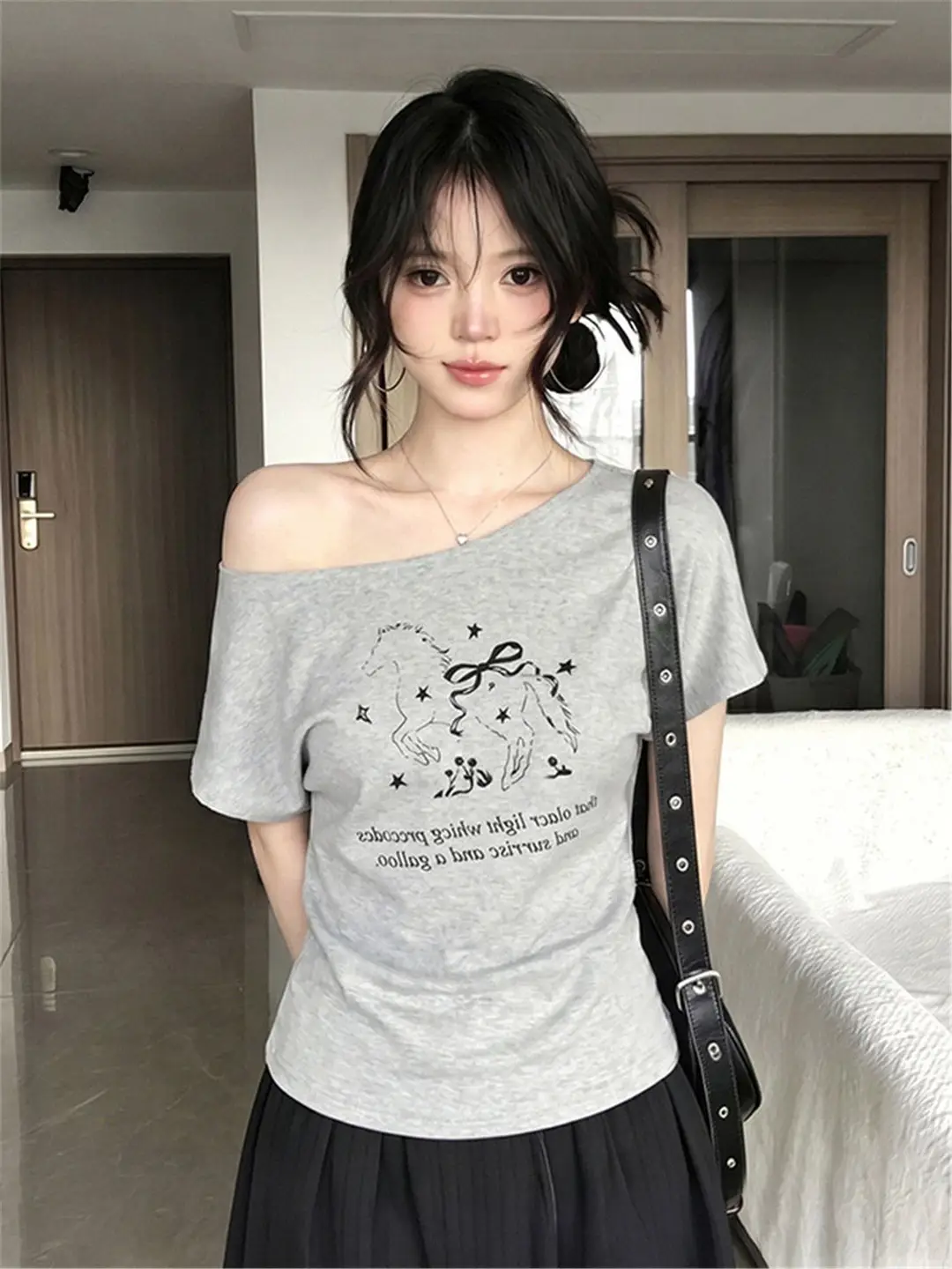 American-Style Spicy Girl Style One-Shoulder Short-Sleeve T-Shirt for Women, Summer Pony Print, Loose Fit, Slimming, Versatile Gray Off-Shoulder Top